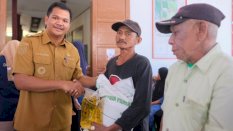 Uji Nurdin Salurkan Bantuan Beras dan Minyak