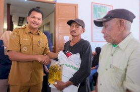Uji Nurdin Salurkan Bantuan Beras dan Minyak