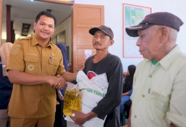 Uji Nurdin Salurkan Bantuan Beras dan Minyak