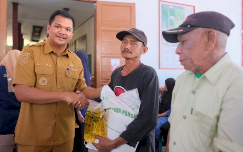 PENYERAHAN. Bupati Bantaeng, M Fathul Fauzy Nurdin, menyalurkan bantuan beras dan minyak di Kelurahan Bonto Rinta, Kecamatan Bissappu, Bantaeng, Senin (25/5/2026). foto: istimewa