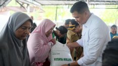 Uji Nurdin Salurkan Bantuan Beras dan Minyak Goreng untuk 31.654 Masyarakat Bantaeng
