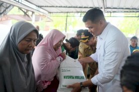 Uji Nurdin Salurkan Bantuan Beras dan Minyak Goreng untuk 31.654 Masyarakat Bantaeng