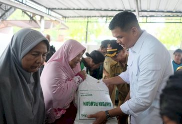 Uji Nurdin Salurkan Bantuan Beras dan Minyak Goreng untuk 31.654 Masyarakat Bantaeng
