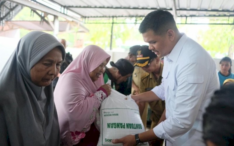 BANTUAN. Bupati Bantaeng, M Fathul Fauzy Nurdin, menyalurkan Bantuan Pangan 2026 periode Februari dan Maret berupa beras 20 Kilogram (Kg) dan minyak goreng 4 Liter kepada 31.655 masyarakat penerima bantuan secara simbolis di Kantor Kelurahan Pallantikang, Kecamatan Bantaeng, Selasa (12/5/2026). foto: istimewa