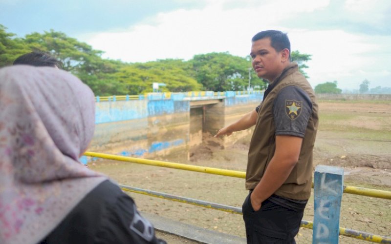 PENINJAUAN. Bupati Bantarng, M Fathul Fauzy Nurdin, mengunjungi Cekdam &nbsp;(tanggul pengaman) Balang Sikuyu, Kelurahan Karatuang, Kecamatan Bantaeng, Jumat (8/5/2026) sore. foto: istimewa