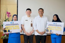 Uji Nurdin Serahkan Dua Paket Umrah Gratis ke Pegawai RSUD Bantaeng