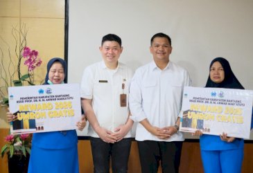 Uji Nurdin Serahkan Dua Paket Umrah Gratis ke Pegawai RSUD Bantaeng