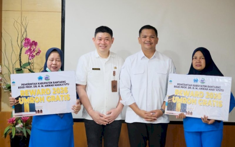 PENGHARGAAN. Bupati Bantaeng, M Fathul Fauzy Nurdin, menyerahkan penghargaan undian paket umrah kepada pegawai RSUD Prof Anwar Makkatutu Bantaeng, Enni Suryani dan Ahrianti pada Forum Komunikasi Bersama yang digelar RSUD Prof Anwar Makkatutu Kabupaten, Selasa (12/5/2025). foto: istimewa