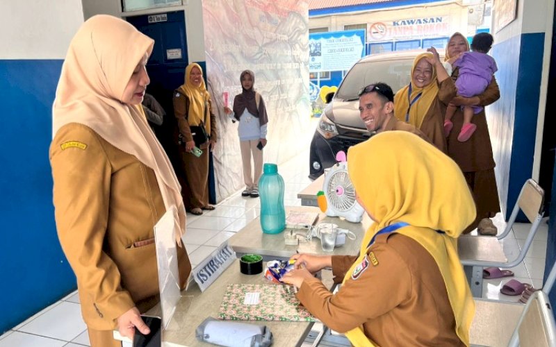 PENINJAUAN. Kepala Dinas Pendidikan Kota Makassar, Achi Soleman, turun langsung meninjau sejumlah sekolah yang menjadi lokasi pelaksanaan verifikasi berkas SPMB 2026 melalui jalur domisili, Senin (22/6/2026). foto: istimewa