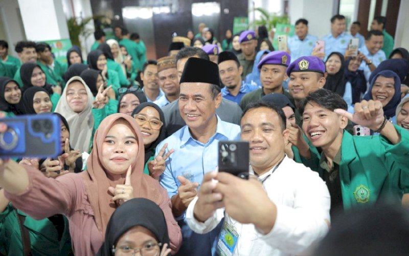 SWA FOTO. Mahasiswa IAIN Sultan Amai Gorontalo swa foto bersama Mentan, Andi Amran Sulaiman. foto: istimewa
