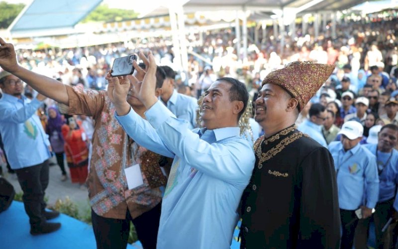 SWA FOTO. Menteri Pertanian, Andi Amran Sulaiman, swa foto bersama peserta Pekan Nasional (Penas) Petani dan Nelayan XVII 2026 di Gorontalo. foto: istimewa 