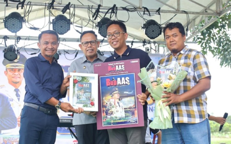 BUPAAS. Pemimpin Redaksi Nalarmedia.id Muhammad Ashri Samad (kedua kanan) menyerahkan secara simbolis buku berjudul 'BupAAS: Jalan Pengabdian' kepada Bupati Bone Andi Asman Sulaiman atau yang akrab disapa BupAAS (kiri) di Bakunge, Kabupaten Bone, Kamis (4/6/2026). foto: istimewa