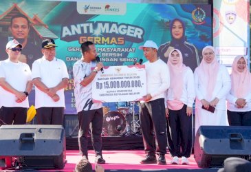Andi Sudirman Sulaiman Serahkan Bantuan Keuangan Rp15 Miliar untuk Selayar
