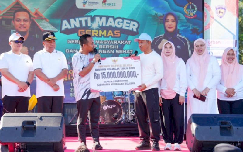 BANTUAN. Gubernur Sulsel, Andi Sudirman Sulaiman, menyerahkan bantuan keuangan sebesar Rp15 miliar kepada Pemkab Kepulauan Selayar di Lapangan Pemuda Benteng, Kabupaten Kepulauan Selayar, Sabtu (6/6/2026). foto: istimewa 