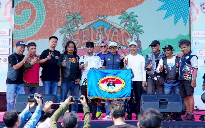 PEMBUKAAN. Gubernur Sulsel, Andi Sudirman Sulaiman, secara resmi membuka kegiatan Celebes Scooter Party XIX 2026 yang digelar di Lapangan Pemuda Benteng, Kabupaten Kepulauan Selayar, Sabtu (6/6/2025). foto: istimewa