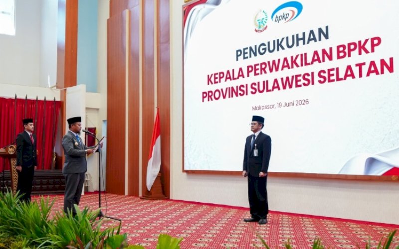 PENGUKUHAN. Gubernur Sulsel, Andi Sudirman Sulaiman, mengukuhkan Mardiyanto Arif Rakhmadi sebagai Kepala Perwakilan BPKP Provinsi Sulsel di Aula Asta Cita, Rumah Jabatan Gubernur Sulsel, Makassar, Jumat (19/6/2026). foto: istimewa