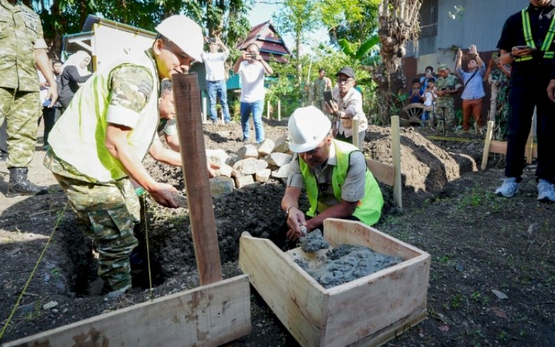GROUNDBREAKING. Gubernur Sulsel, Andi Sudirman Sulaiman, melakukan groundbreaking pembangunan Rumah Layak Huni (RLH) bagi masyarakat berpenghasilan rendah 2026 di Desa Panyangkalang, Kecamatan Laikang, Kabupaten Takalar, Jumat (19/6/2026). foto: istimewa