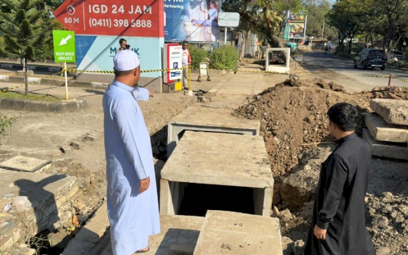 PENINJAUAN. Gubernur Sulsel, Andi Sudirman Sulaiman, meninjau langsung progres pelaksanaan Program Multiyears Project (MYP) Infrastruktur Jalan Paket 1 senilai Rp430 miliar yang mencakup 14 ruas di Kota Makassar, Kabupaten Gowa, Sinjai, dan Bulukumba, beberapa hari lalu. foto: istimewa