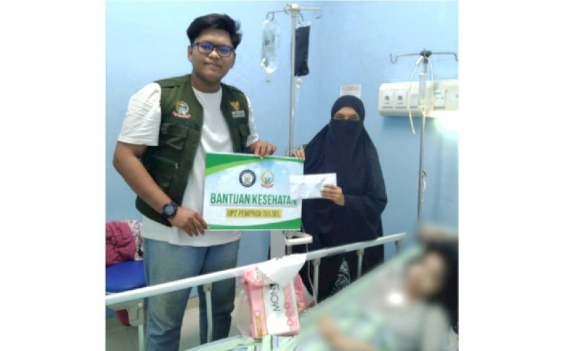 BANTUAN. Atas arahan Gubernur Sulsel, Andi Sudirman Sulaiman, Tim Unit Pengumpul Zakat (UPZ) Pemprov Sulsel menyerahkan bantuan pengobatan remaja berusia 15 tahun, Balkis Mukarramah Arabia, asal Kabupaten Bantaeng. foto: istimewa