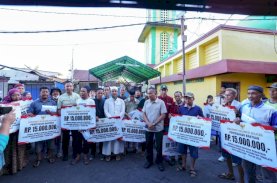 Andi Sudirman Sulaiman Salurkan Bantuan Sosial dan Rehabilitasi Rumah Korban Kebakaran di Jl Sultan Alauddin III Makassar