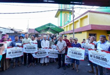 Andi Sudirman Sulaiman Salurkan Bantuan Sosial dan Rehabilitasi Rumah Korban Kebakaran di Jl Sultan Alauddin III Makassar