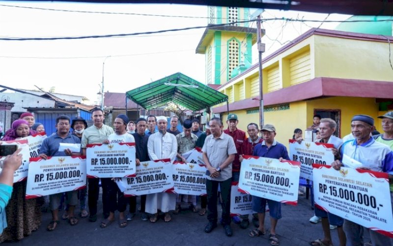 Andi Sudirman Sulaiman Salurkan Bantuan Sosial dan Rehabilitasi Rumah Korban Kebakaran di Jl Sultan Alauddin III Makassar