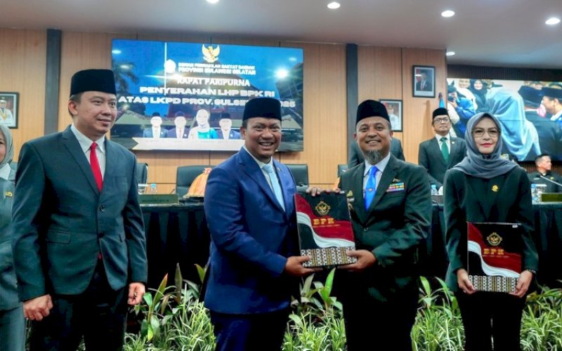 OPINI WTP. Gubernur Sulsel, Andi Sudirman Sulaiman, menerima opini Wajar Tanpa Pengecualian (WTP) atas Laporan Keuangan Pemerintah Daerah (LKPD) Tahun Anggaran 2025 dari Badan Pemeriksa Keuangan (BPK) Republik Indonesia. foto: istimewa