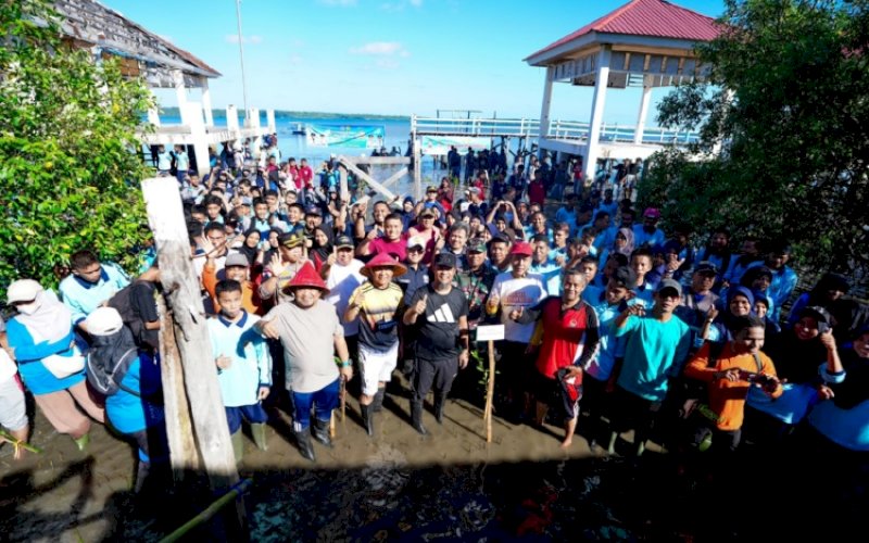 TANAM POHON. Gubernur Sulsel, Andi Sudirman Sulaiman, melakukan penanaman 1.000 pohon mangrove di Lingkungan Matalallang, Kelurahan Bontobangun, Kecamatan Bontobaru, Kabupaten Kepulauan Selayar, Jumat (5/6/2026). foto: istimewa