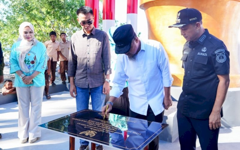PERESMIAN. Gubernur Sulsel, Andi Sudirman Sulaiman, meresmikan Tugu Ujung Aspal Selatan Sulawesi yang berlokasi di Desa Appatanah, Kecamatan Bontosikuyu, Kabupaten Kepulauan Selayar, Jumat (5/6/2026). foto: istimewa