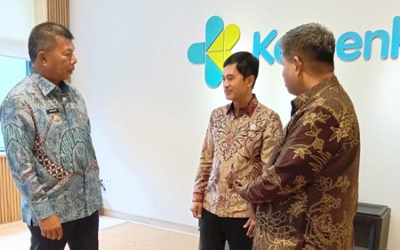 PRESENTASE. Bupati Bulukumba, Andi Muchtar Ali Yusuf, mempresentasekan usulan pemenuhan infrastruktur kesehatan primer Kabupaten Bulukumba di hadapan Wakil Menteri Kesehatan (Wamenkes) Republik Indonesia Dante Saksono Harbuwono, beserta jajaran Kementerian Kesehatan RI di Kantor Kementerian Kesehatan, Jakarta, Rabu (10/6/2026). foto: istimewa