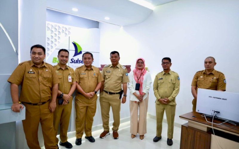 KUNJUNGAN. Bupati Bulukumba Andi Muchtar Ali Yusuf (tengah) didampingi Kepala Cabang Bank Sulselbar Bulukumba Andi Yudiarti Hadrawi meninjau layanan Payment Point Bapenda Kabupaten Bulukumba yang kini beroperasi di Gedung Ammatoa Bulukumba, Jl Jenderal Sudirman, Kecamatan Ujung Bulu, Bulukumba, Senin (8/6/2026). foto: istimewa