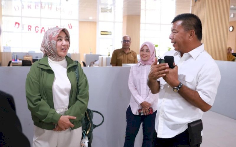 SAMBUTAN. Bupati Bulukumba Andi Muchtar Ali Yusuf menyambut kehadiran istri Menteri Dalam Negeri Tito Karnavian Tri Suswati Tito Karnavian menyempatkan diri mengunjungi Gedung Pinisi Kabupaten Bulukumba, Senin (15/6/2026). foto: istinewa