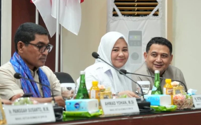 SAMBUTAN. Wali Kota Makassar, Munafri Arifuddin (kanan), menyambut kunjungan kerja rombongan Komisi IV DPR RI dalam rangka reses penyusunan Rancangan Undang-Undang (RUU) Pangan di Balai Penerapan Modernisasi Pertanian (BRMP) Sulsel, Jumat (5/6/2026). foto: istimewa