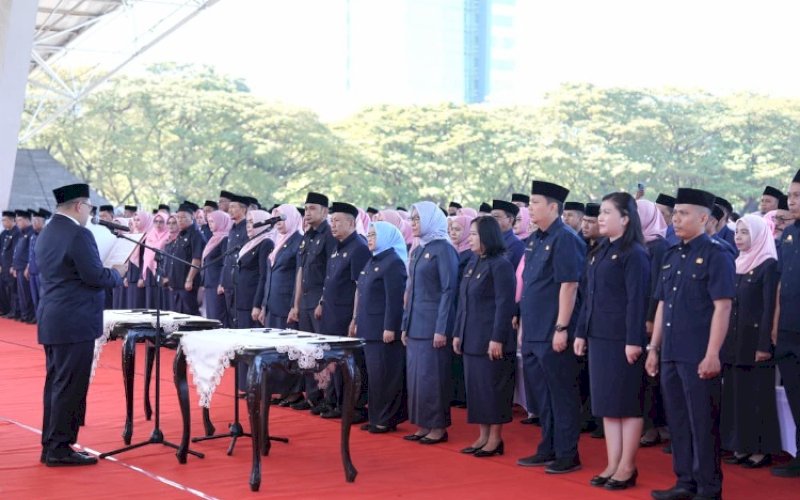 PELANTIKAN. Wali Kota Makassar, Munafri Arifuddin, melantik dan mengukuhkan 369 Kepala Sekolah tingkat SD dan SMP se-Kota Makassar di Tribun Lapangan Karebosi Makassar, Selasa (23/6/2026). foto: istimewa