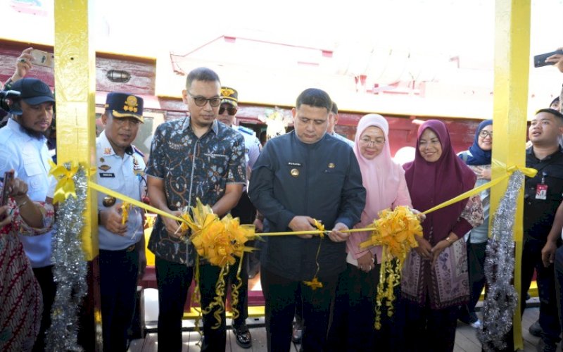 LAUNCHING. Wali Kota Makassar, Munafri Arifuddin, soft launching pengoperasian 'KM Banawa Nusantara 27' yang akrab disebut sebagai 'Pete-pete Laut' di Dermaga Pulau Barrang Lompo, Kecamatan Kepulauan Sangkarrang, Jumat (12/6/2026). foto: istinewa