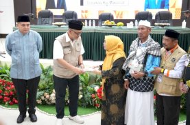 Munafri Arifuddin Bersama Menhaj Sambut Jemaah Haji Kloter 17 Debarkasi Makassar