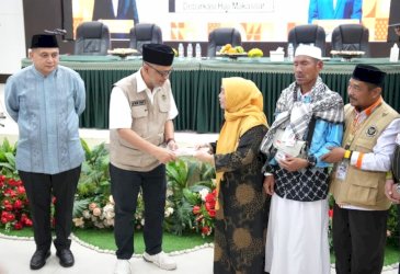 Munafri Arifuddin Bersama Menhaj Sambut Jemaah Haji Kloter 17 Debarkasi Makassar
