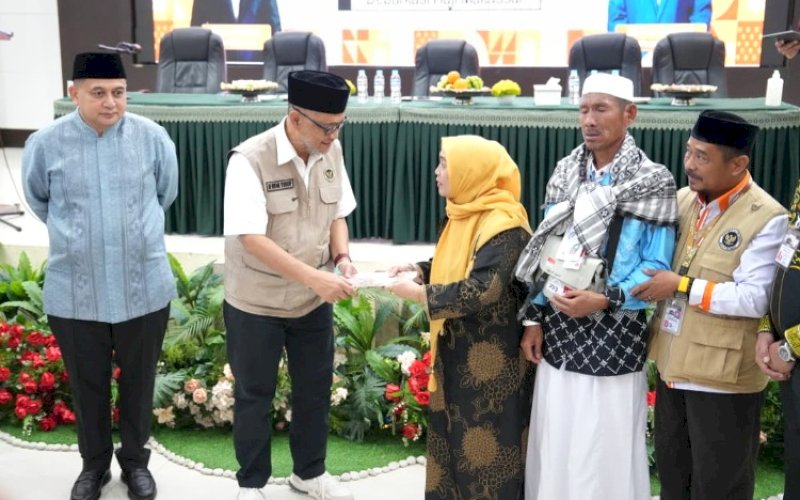 SAMBUTAN. Wali Kota Makassar Munafri Arifuddin mendampingi Menhaj RI Mochamad Irfan Yusuf menyambut kepulangan Jemaah Haji Kloter 17 Tahun 1447 H/2026 M di Asrama Haji Sudiang, Kota Makassar, Minggu (14/6/2026). foto: istimewa