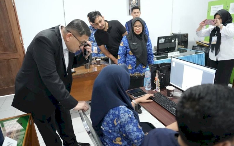 PEMANTAUAN. Wali Kota Makassar, Munafri Arifuddin, melakukan pemantauan langsung proses verifikasi pendaftaran SPMB 2026, Rabu (17/6/2026). foto: istimewa