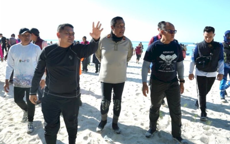 KUNJUNGAN. Wali Kota Makassar, Munafri Arifuddin, menghadiri kegiatan Bakti Sosial Polda Sulsel sebagai rangkaian menyemarakkan Hari Bhayangkara ke-80 Polri di Pulau Lanjukang, Kecamatan Kepulauan Sangkarrang, Kota Makassar, Sabtu (20/6/2026). foto: istimewa