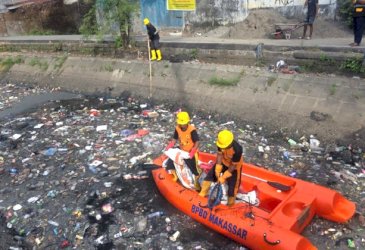 Munafri Arifuddin Kerahkan Tim Gabungan Bersihkan Sampah Kanal Bara-baraya