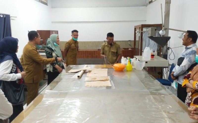 STUDI TIRU. Dinas Perpustakaan dan Kearsipan Kabupaten Buton studi tiru ke Unit Pelaksana Teknis (UPT) Jasa Kearsipan Dinas Perpustakaan dan Kearsipan Provinsi Sulsel. foto: istimewa