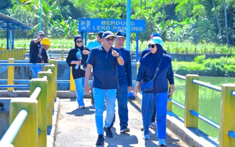 PENINJAUAN. Jajaran direksi Perumda Air Minum (PDAM) Kota Makassar turun langsung meninjau kondisi Bendung Leko Pancing di Kabupaten Maros, Jumat (5/6/2026). foto: istimewa