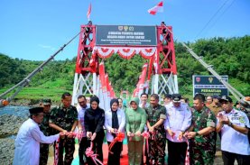 Wagub Sulsel Resmikan Jembatan Perintis Garuda Merah Putih di Tompobulu Maros