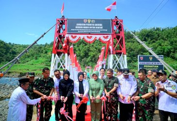 Wagub Sulsel Resmikan Jembatan Perintis Garuda Merah Putih di Tompobulu Maros