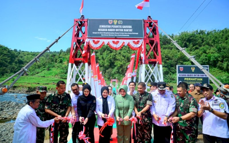 PERESMIAN. Wakil Gubernur Sulsel, Fatmawati Rusdi, meresmikan Jembatan Perintis Garuda Merah Putih yang menghubungkan Desa Bontomanurung dan Desa Bontomatinggi, Kecamatan Tompobulu, Kabupaten Maros, Rabu (3/6/2026). foto: istimewa