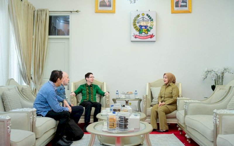 PERTEMUAN. Wakil Gubernur Sulsel Fatmawati Rusdi membahas rencana perluasan Program RISE (Revitalising Informal Settlements and their Environments) bersama Konsul Jenderal Australia Todd Dias dan tim Monash University di Rumah Jabatan Wakil Gubernur Sulsel, Makassar, Senin (22/6/2026). foto: istimewa