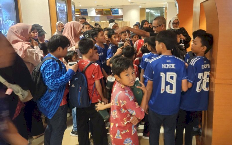 NONTON. Penonton mengantre masuk Studio Panakkukang 21 di Mal Panakkukang, Makassar menonton film animasi keluarga Garuda Di Dadaku, Kamis (11/6/2026). foto: doelbeckz/pluz.id