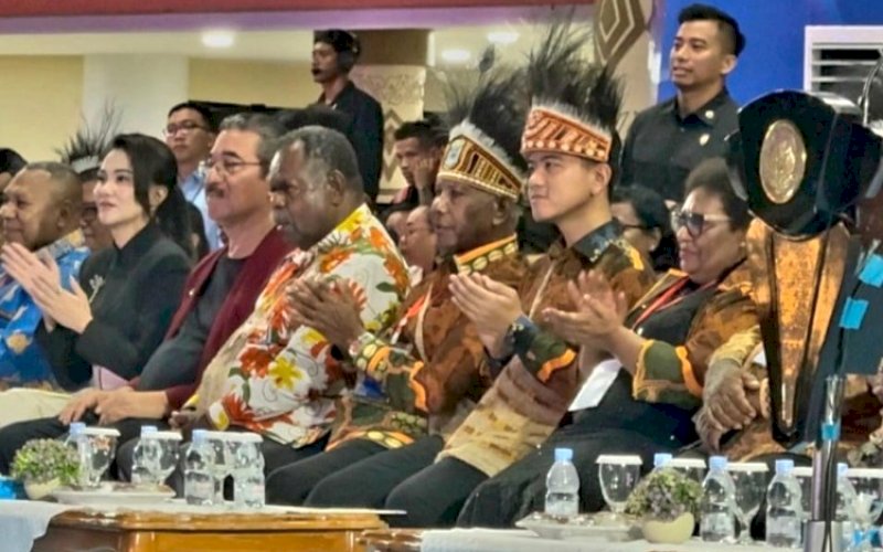 PEMBUKAAN. Wapres RI, Gibran Rakabuming Raka (kedua kanan), secara resmi membuka gelaran akbar Pesparawi Nasional XIV Tahun 2026 di Ruang Terbuka Publik (RTP) Borarsi, Manokwari, Papua Barat, Sabtu (20/6/2026) malam. foto: istimewa