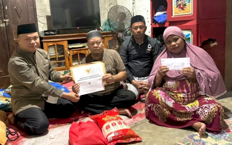 KUNJUNGAN. Atas arahan Gubernur Sulsel Andi Sudirman Sulaiman, Staf Khusus Gubernur Sulsel Achmad Hidayat, langsung mengunjungi kediaman keluarga Helmi, warga Jl Rajawali, Kota Makassar, Kamis (11/6/2026) malam. foto: istimewa